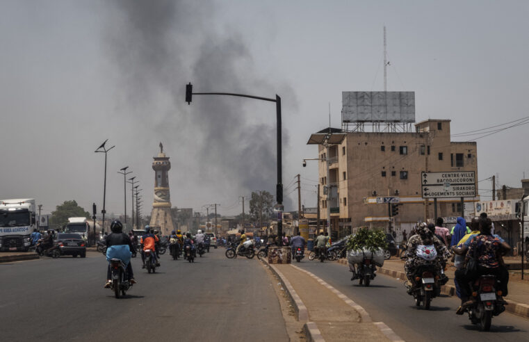 Crise au Mali : l&rsquo;offensive jihadiste met à l&rsquo;épreuve la junte militaire