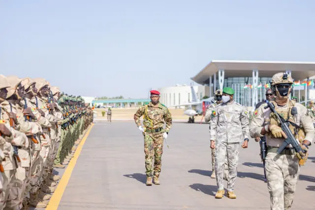 Le général Assimi Goïta, président de la Transition au Mali, passe en revue des troupes en tenue militaire