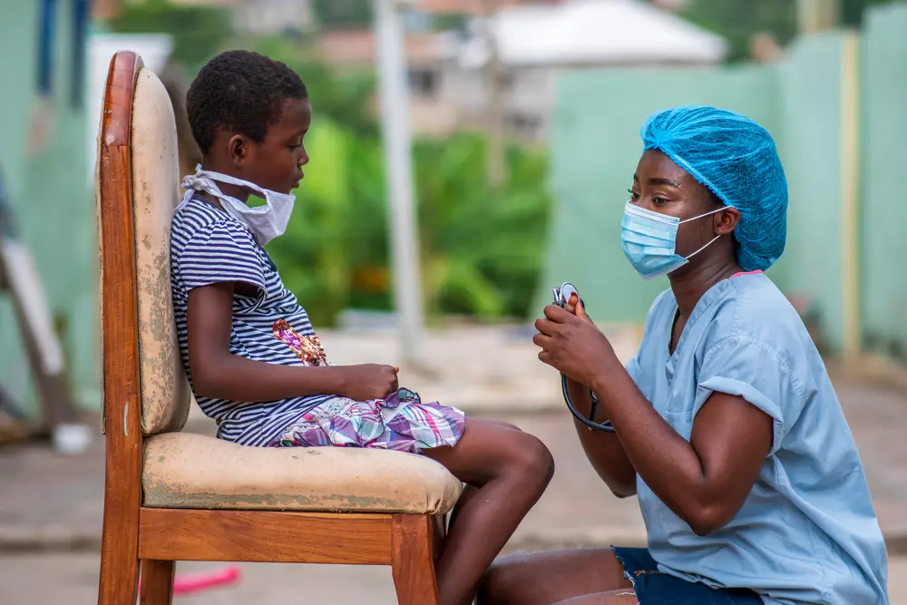 Une médecin discutant avec un enfant dans le cadre d'une campagne de vaccination