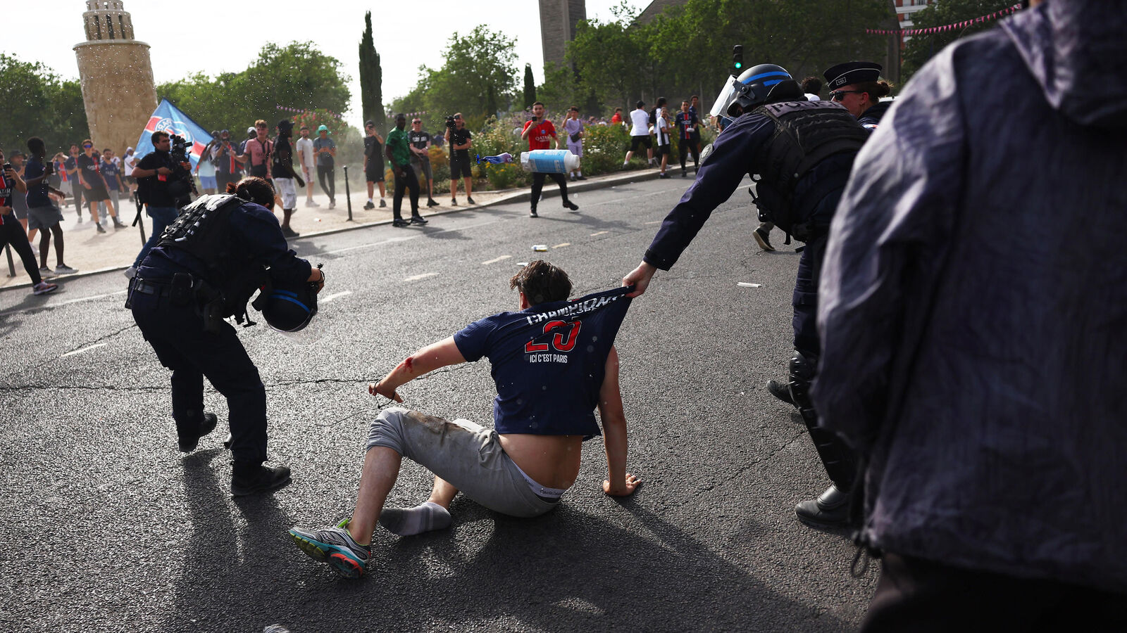 Violences urbaines à Paris après la finale psg arsenal : interventions policières et tensions