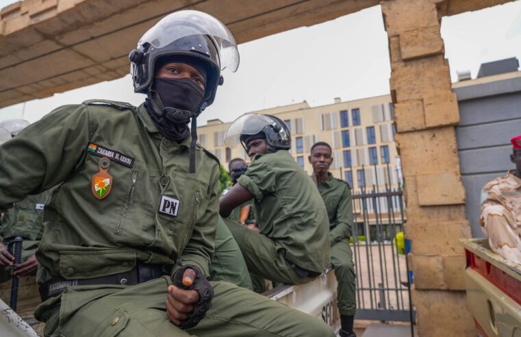 Nuit d&rsquo;incertitude à Niamey : l&rsquo;aéroport sous le feu des tirs, le calme temporaire