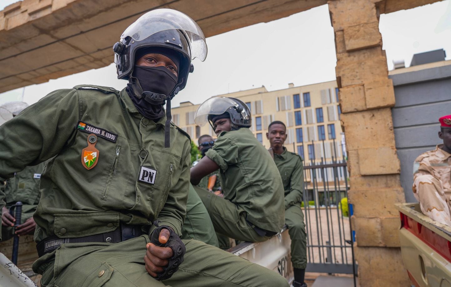 Nuit d&rsquo;incertitude à Niamey : l&rsquo;aéroport sous le feu des tirs, le calme temporaire