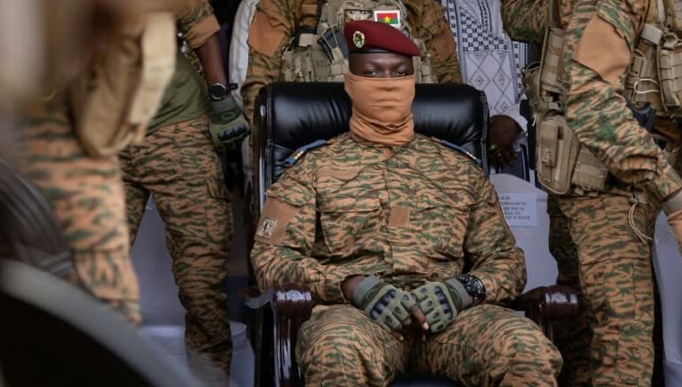 La junte du Burkina Faso rejette la démocratie : que se passe-t-il au pays des hommes intègres ?