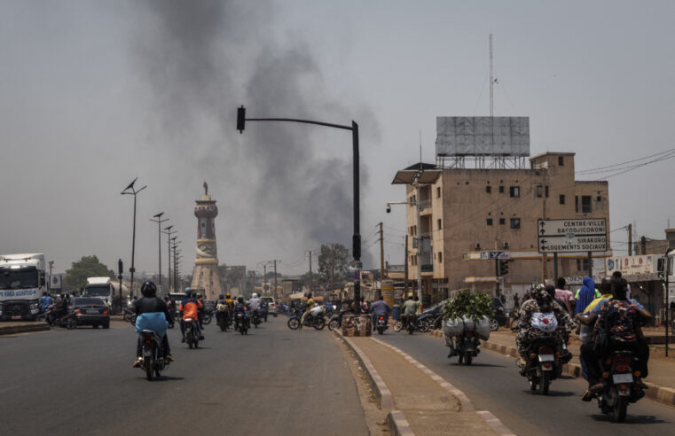 Blocus de Bamako : le GSIM doit protéger les civil·e·s au Mali
