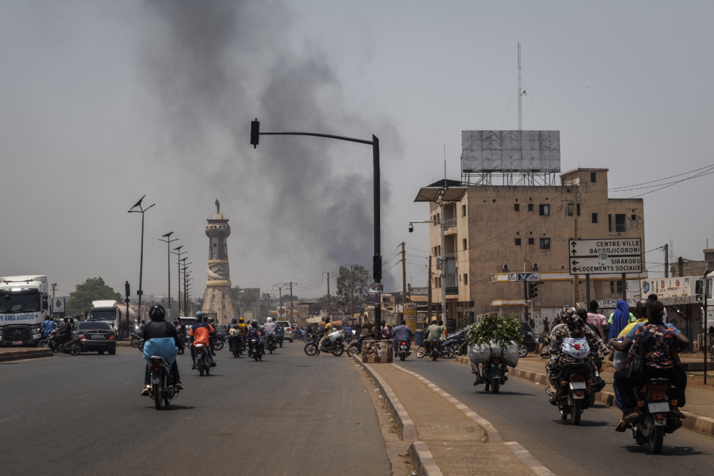 Blocus de Bamako : le GSIM doit protéger les civil·e·s au Mali