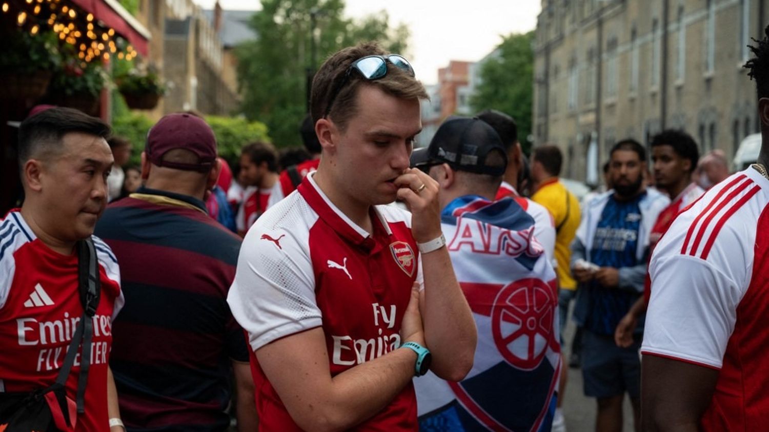 Défaite d&rsquo;Arsenal contre le PSG : l&rsquo;élégance des supporters londoniens après la finale
