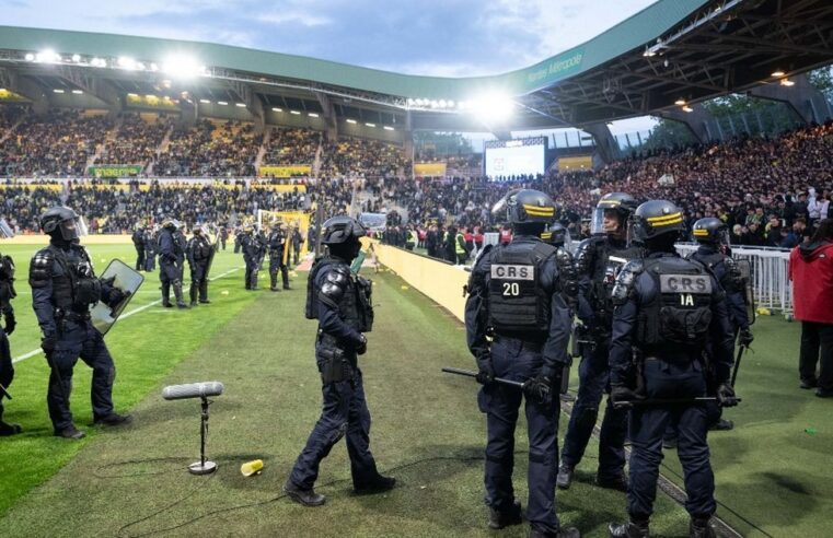 Football : des violences inacceptables stoppent le match Nantes-Toulouse en Ligue 1