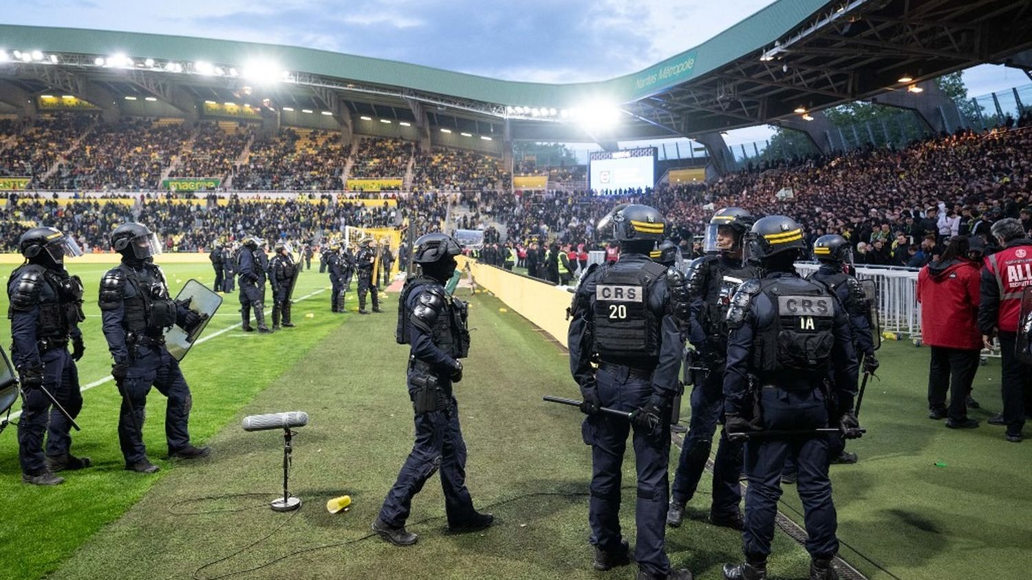 Football : des violences inacceptables stoppent le match Nantes-Toulouse en Ligue 1