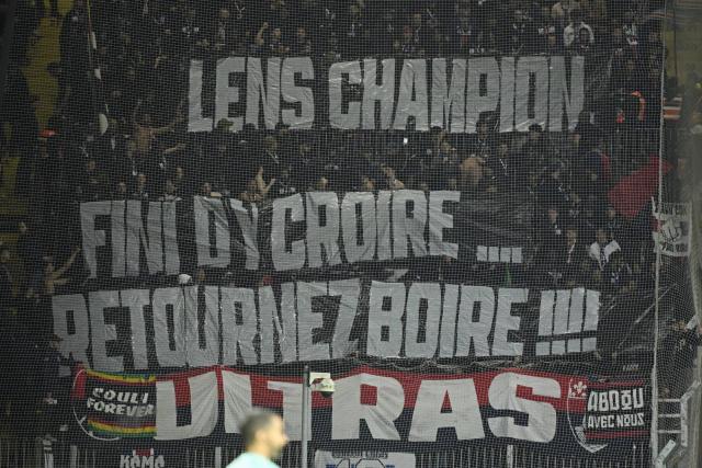 Affrontements des banderoles entre le psg et lens lors du sacre parisien