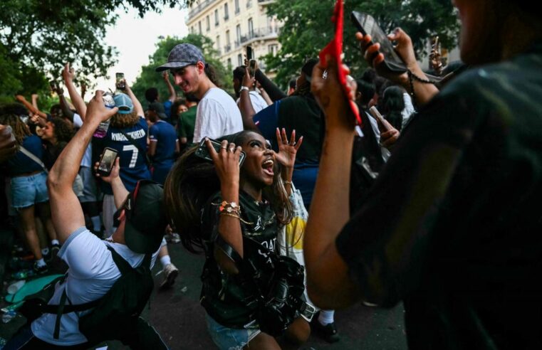 Paris en liesse après le doublé du psg en ligue des champions : ambiance électrique et tensions avec les forces de l&rsquo;ordre