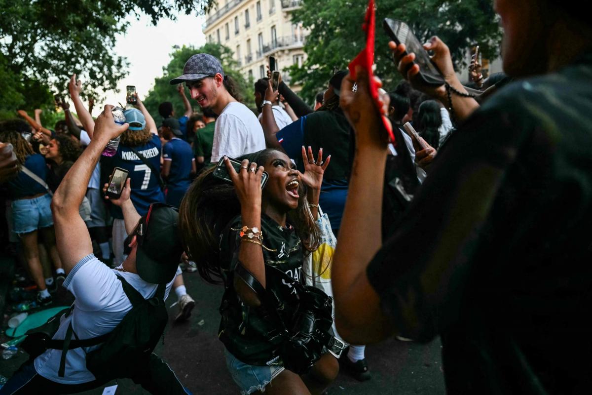 Paris en liesse après le doublé du psg en ligue des champions : ambiance électrique et tensions avec les forces de l&rsquo;ordre