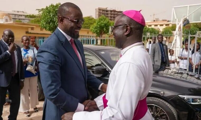 Ousmane Sonko échange avec Monseigneur Guéye à Popenguine avant le pèlerinage