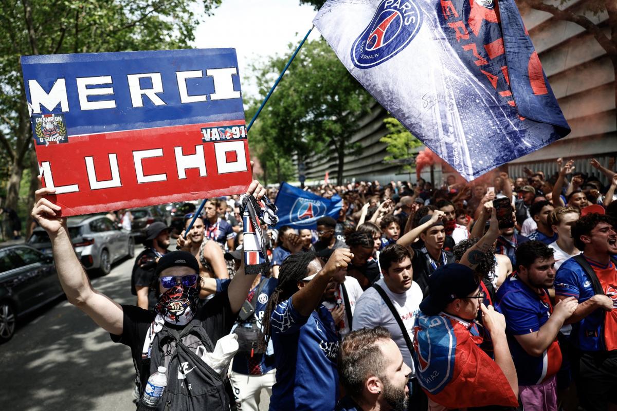 Ambiance électrique au parc des princes avant le choc psg arsenal en ligue des champions
