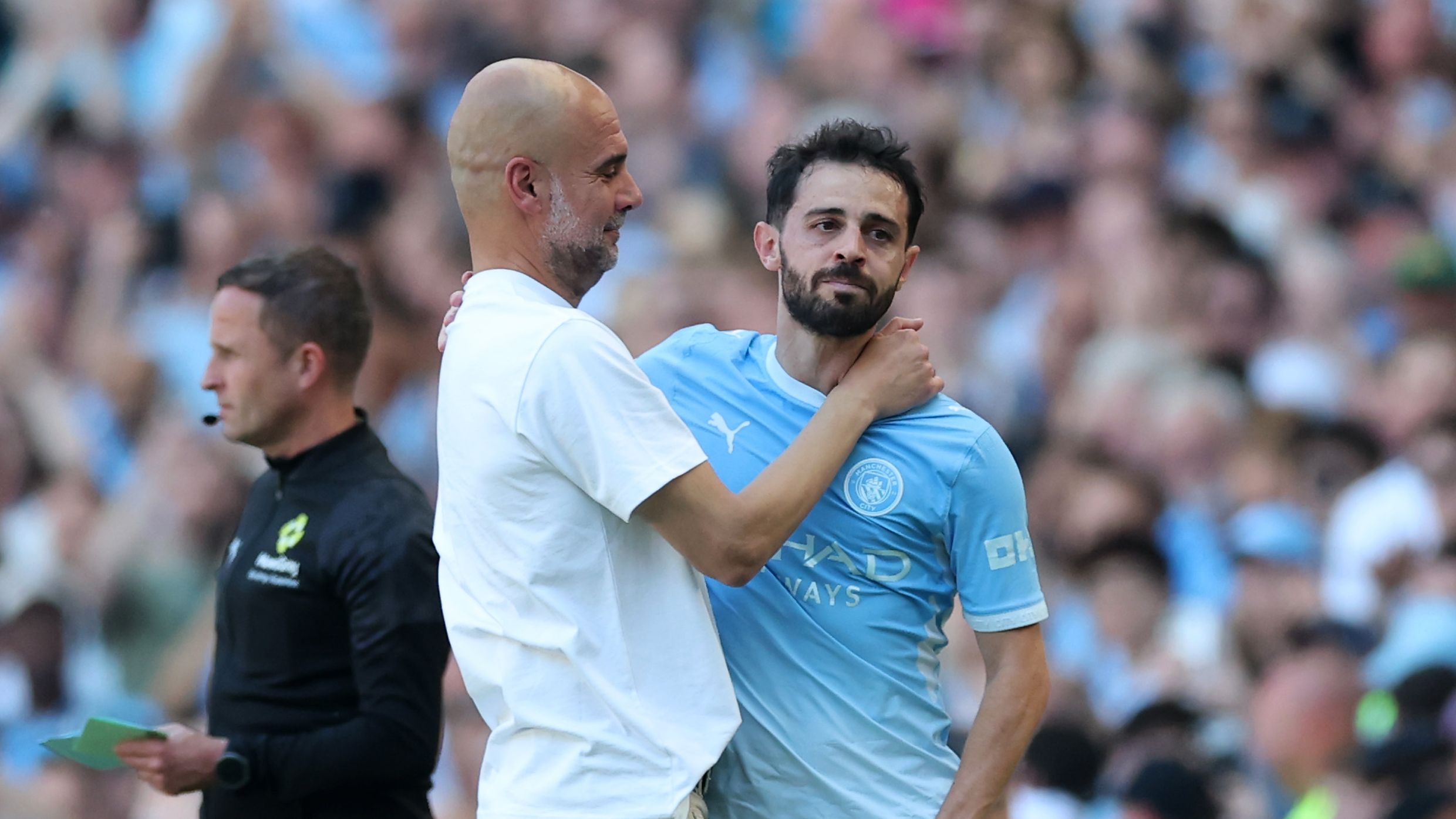 Wayne rooney dénonce les hommages en plein match pour deux légendes de manchester city