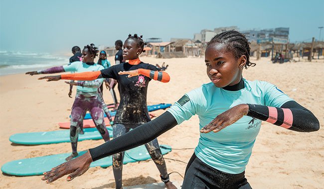 Le surf au Sénégal : une seconde chance pour les jeunes filles déscolarisées