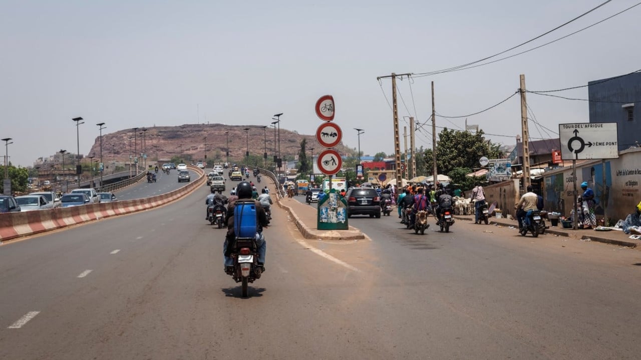 Blocus routier à Bamako : les compagnies de transport suspendent leurs liaisons