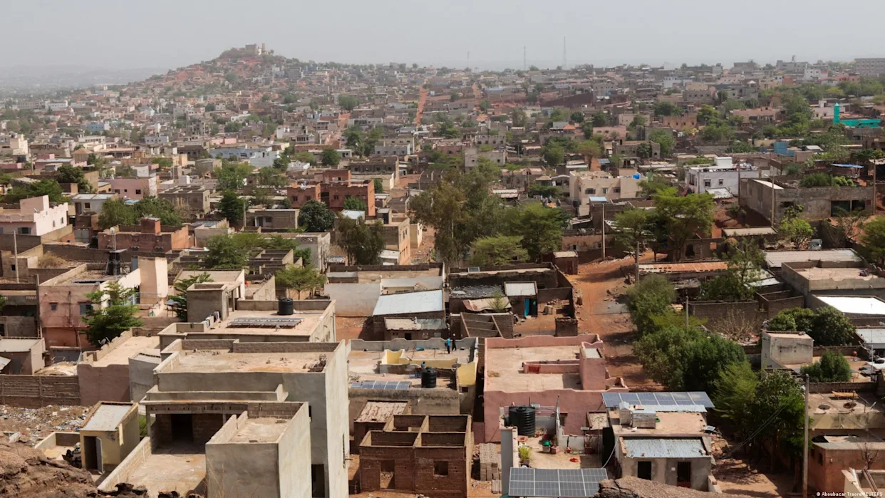 Véhicules incendiés sur une route bloquée menant à Bamako