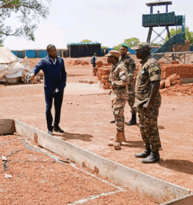 Faure Gnassingbé échange avec les forces de sécurité lors de sa tournée