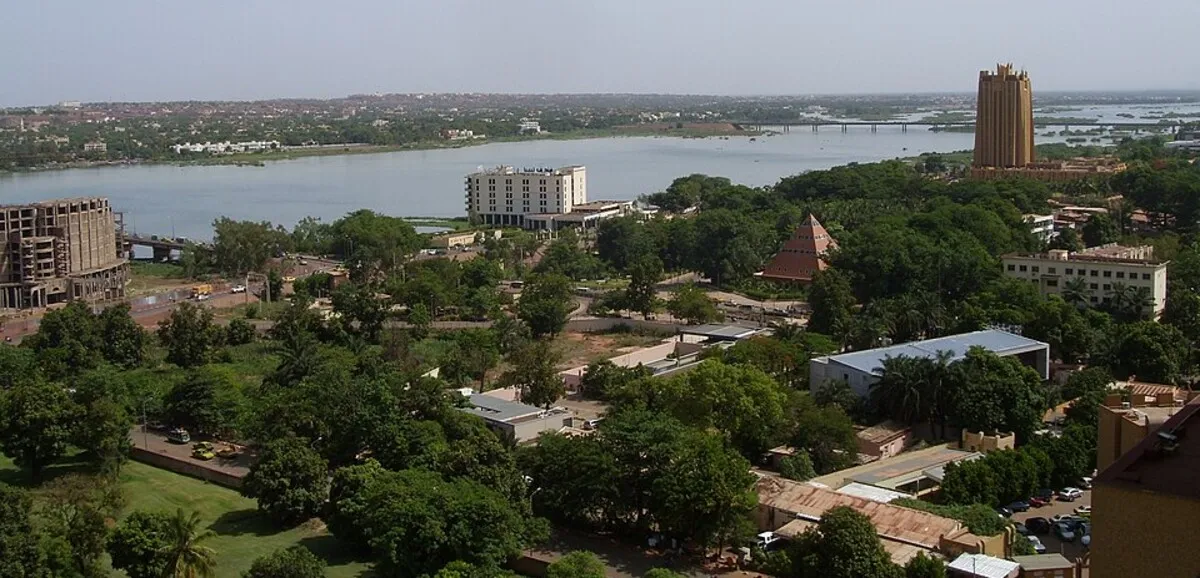 Vue symbolique du blocus du JNIM à Bamako affectant la circulation des civils