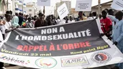 Manifestation à Dakar contre l'homosexualité avec une pancarte 'non à l’homosexualité'