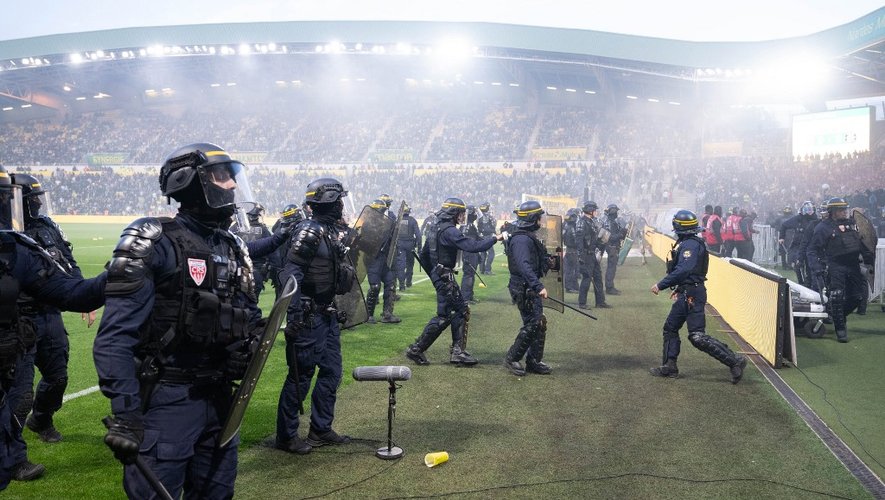 Forces de l'ordre déployées en nombre au stade de la Beaujoire pour éviter les débordements