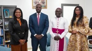 Ousmane Sonko et Monseigneur André Guéye en discussion