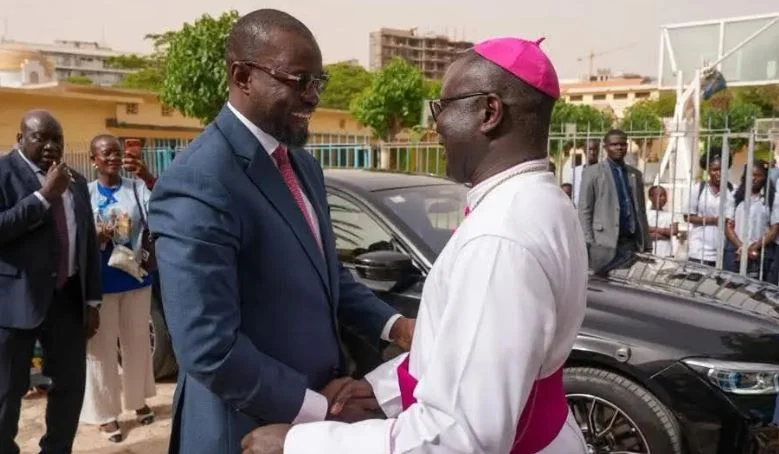Ousmane Sonko et Monseigneur André Guéye lors d'une rencontre à Popenguine