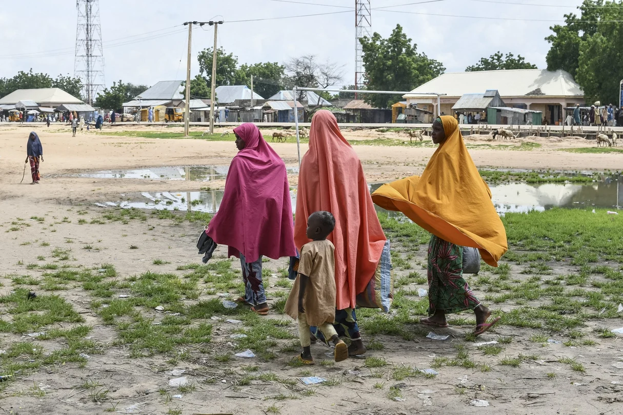 Des proches de victimes d'une attaque attribuée à Boko Haram dans l'État de Yobe, au Nigeria. Plus de 80 personnes ont péri lors de cette attaque djihadiste perpétrée en septembre 2024.