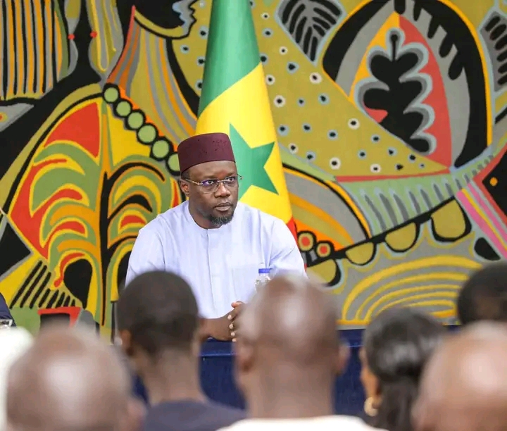 Ousmane Sonko et Bassirou Diomaye Faye lors d'un échange public sur les fonds politiques au Sénégal