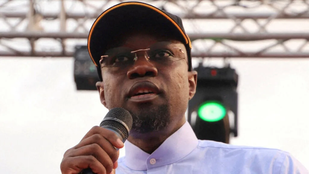 Portrait officiel d'Ousmane Sonko lors d'une conférence de presse