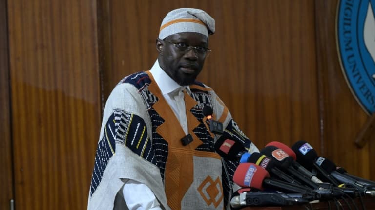Le Premier ministre sénégalais Ousmane Sonko lors d’une conférence à l’université Cheikh Anta Diop de Dakar