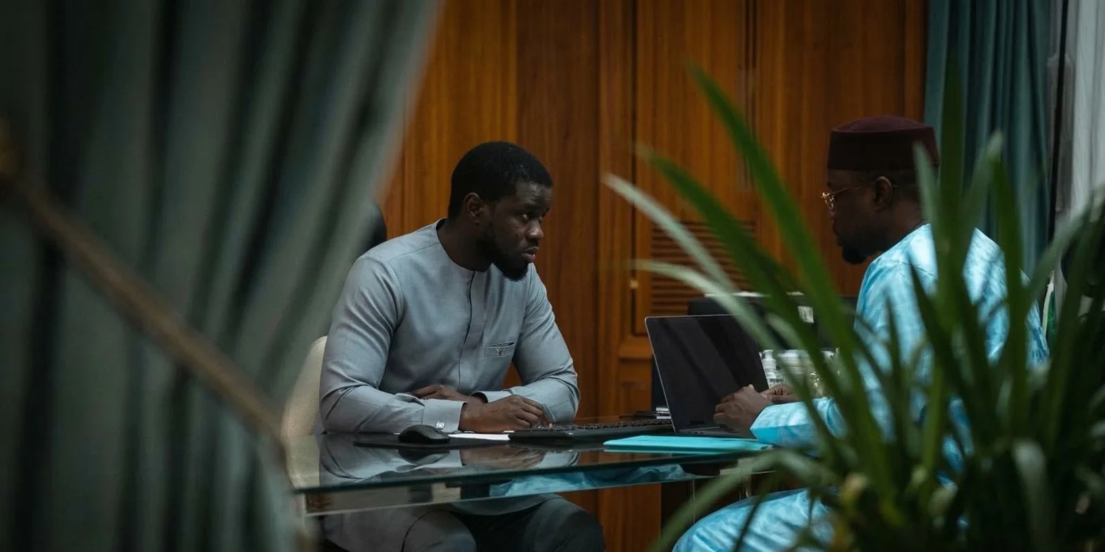 Réunion officielle au Palais présidentiel : Bassirou Diomaye Faye en discussion avec son équipe