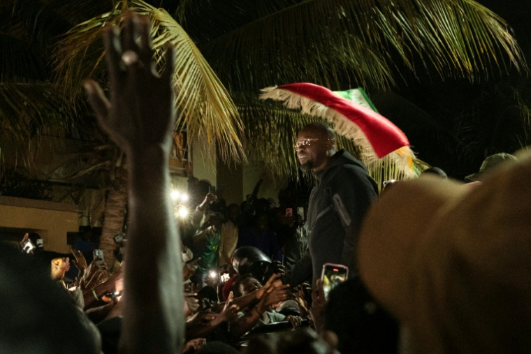 Ousmane Sonko acclamé par ses partisans à Dakar après son limogeage