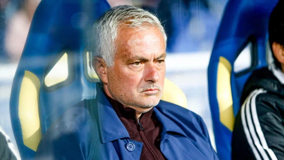 Portrait de José Mourinho, entraîneur portugais, lors d'une conférence de presse