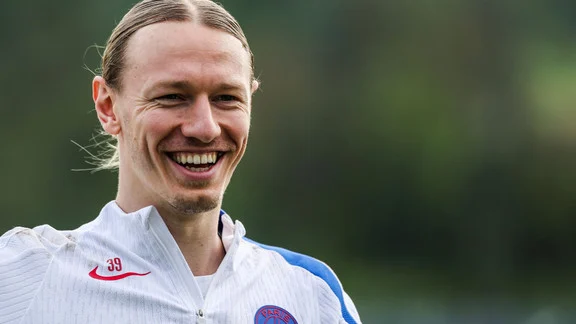 Matvey Safonov, gardien du PSG, en action lors d'un match
