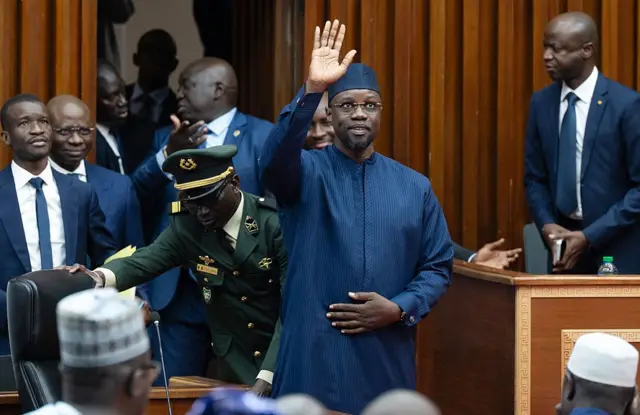 Ousmane Sonko saluant des membres du Parlement à Dakar en novembre 2025