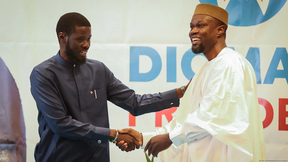 Bassirou Diomaye Faye et Ousmane Sonko, figures clés du Pastef, lors d'une campagne électorale au Sénégal