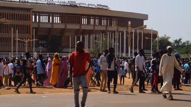 Des habitants du Niger participant à une séance de recrutement pour les Domol Leydi à Niamey, en août 2023