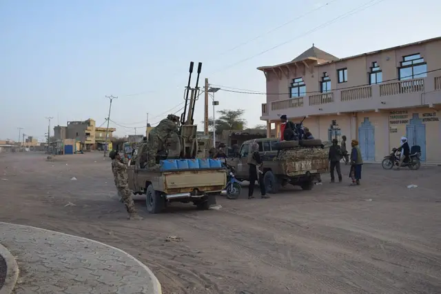 Rebelles touaregs du Front de libération de l'Azawad (FLA) en déplacement à Kidal, en 2026.