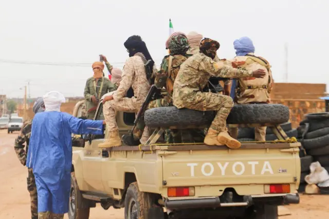Combattants touaregs du Front de libération de l'Azawad (FLA) en patrouille lors d'un congrès à Kidal, en 2022.