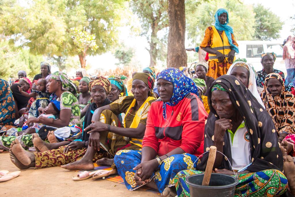 Des femmes et des enfants participent à une sensibilisation sur la lutte contre l'insécurité alimentaire au Cameroun.