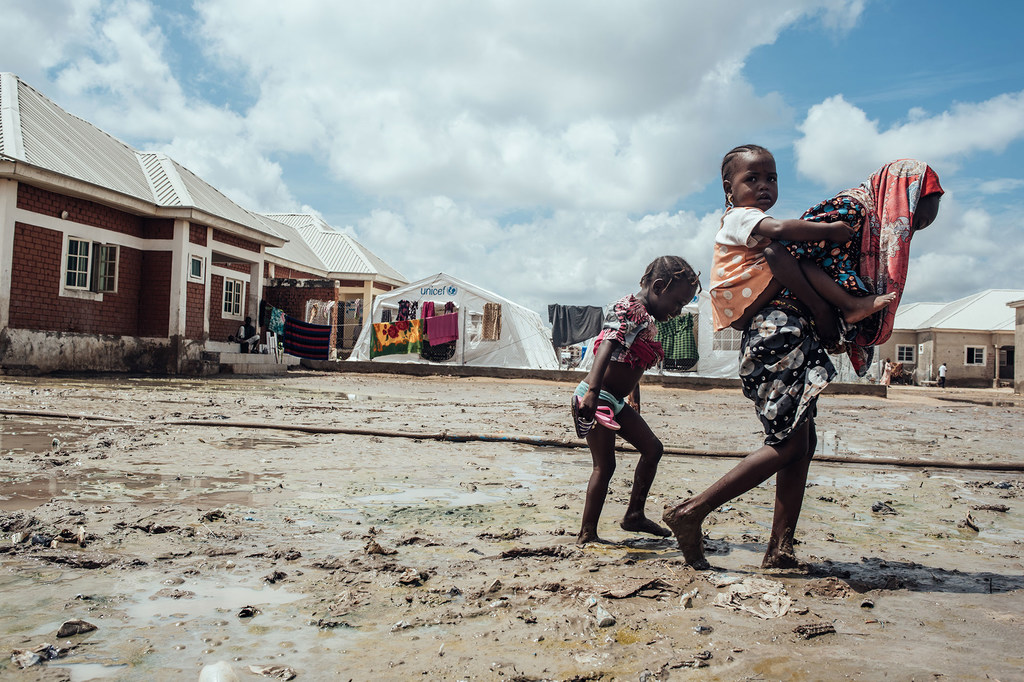 Des enfants évoluent dans un camp de déplacés à Maiduguri, au nord-est du Nigéria, après des violences répétées.