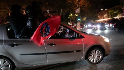 Des supporters parisiens célèbrent la qualification du PSG pour la finale de la Ligue des champions à Paris