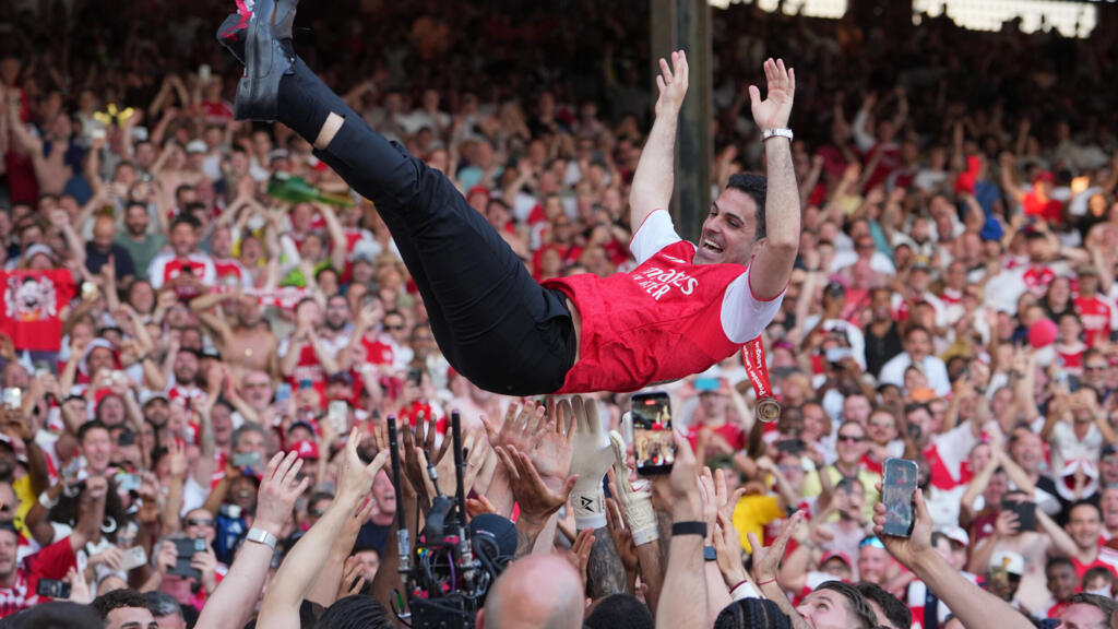 L'entraîneur d'Arsenal, Mikel Arteta, célébré par ses joueurs après le titre de champion de Premier League en mai 2026