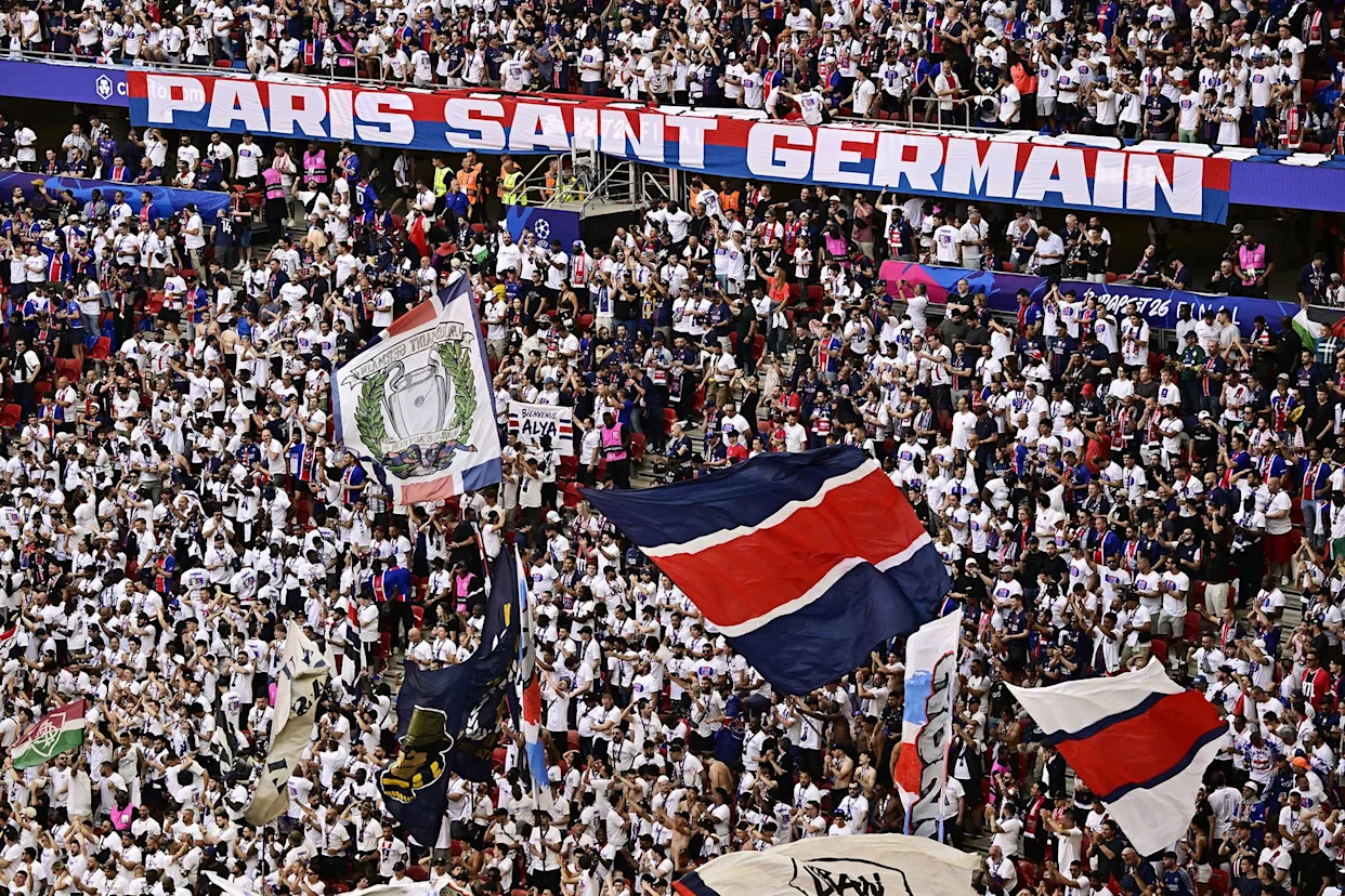 Parc des Princes en ébullition avant le coup d'envoi de la finale de Ligue des champions entre le PSG et Arsenal