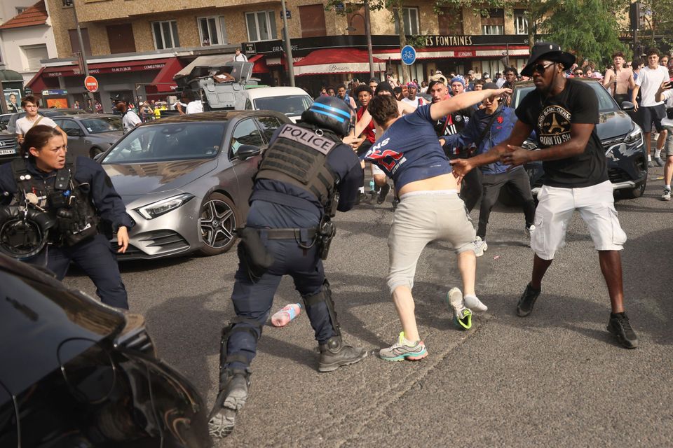 Affrontements près du Parc des Princes avant la finale.