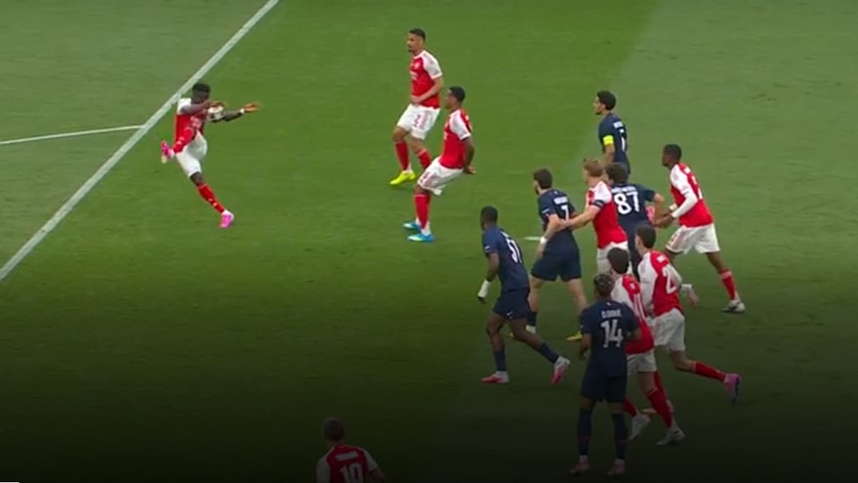 La main de Bukayo Saka lors de PSG-Arsenal en finale de Ligue des champions. La main de Bukayo Saka lors de PSG-Arsenal en finale de Ligue des champions.