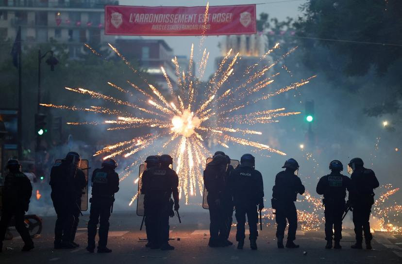 Feux d'artifice éclatant devant les CRS à Paris
