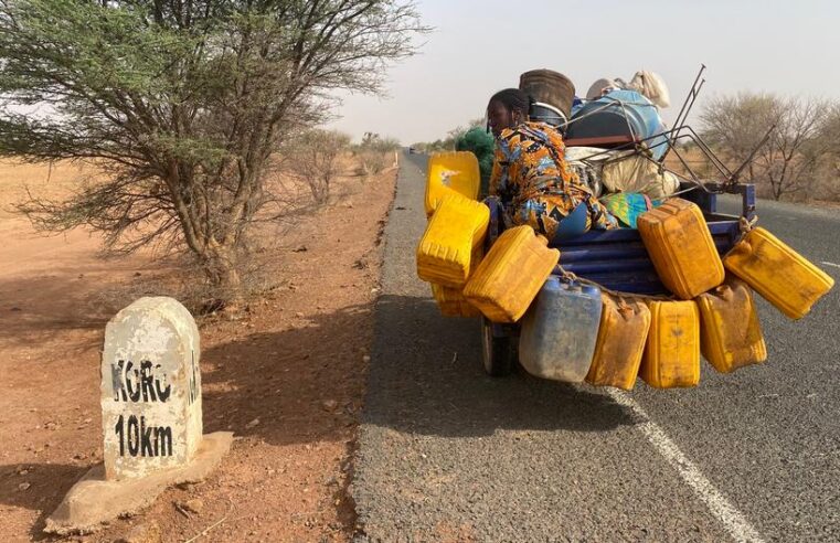 Exode massif des Burkinabè fuyant les violences vers le Mali