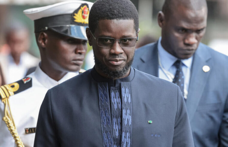 Bassirou Diomaye Faye défend la démocratie au Sénégal lors d&rsquo;un hommage national